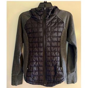 The North face Xs, women’s jacket. Grey and black.